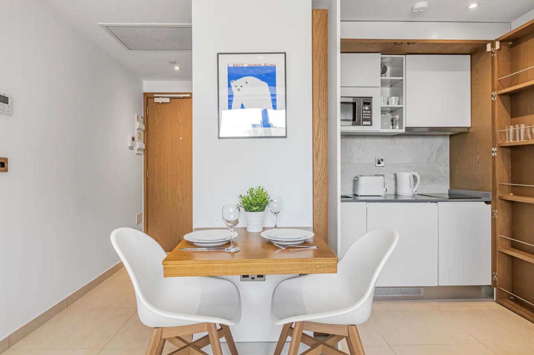 West One Studio Apartments 지브롤터 외부 사진