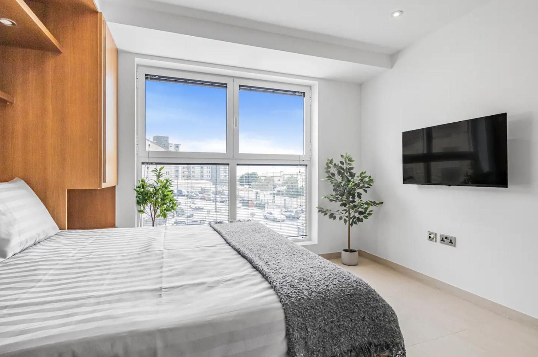 West One Studio Apartments 지브롤터 외부 사진
