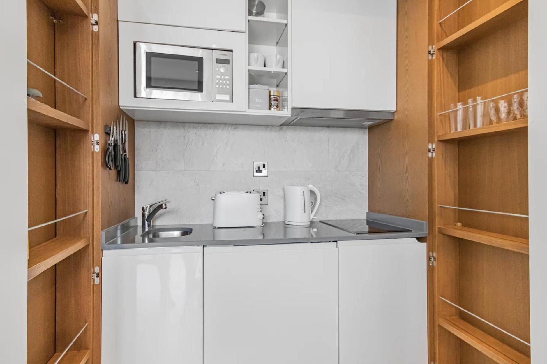 West One Studio Apartments 지브롤터 외부 사진